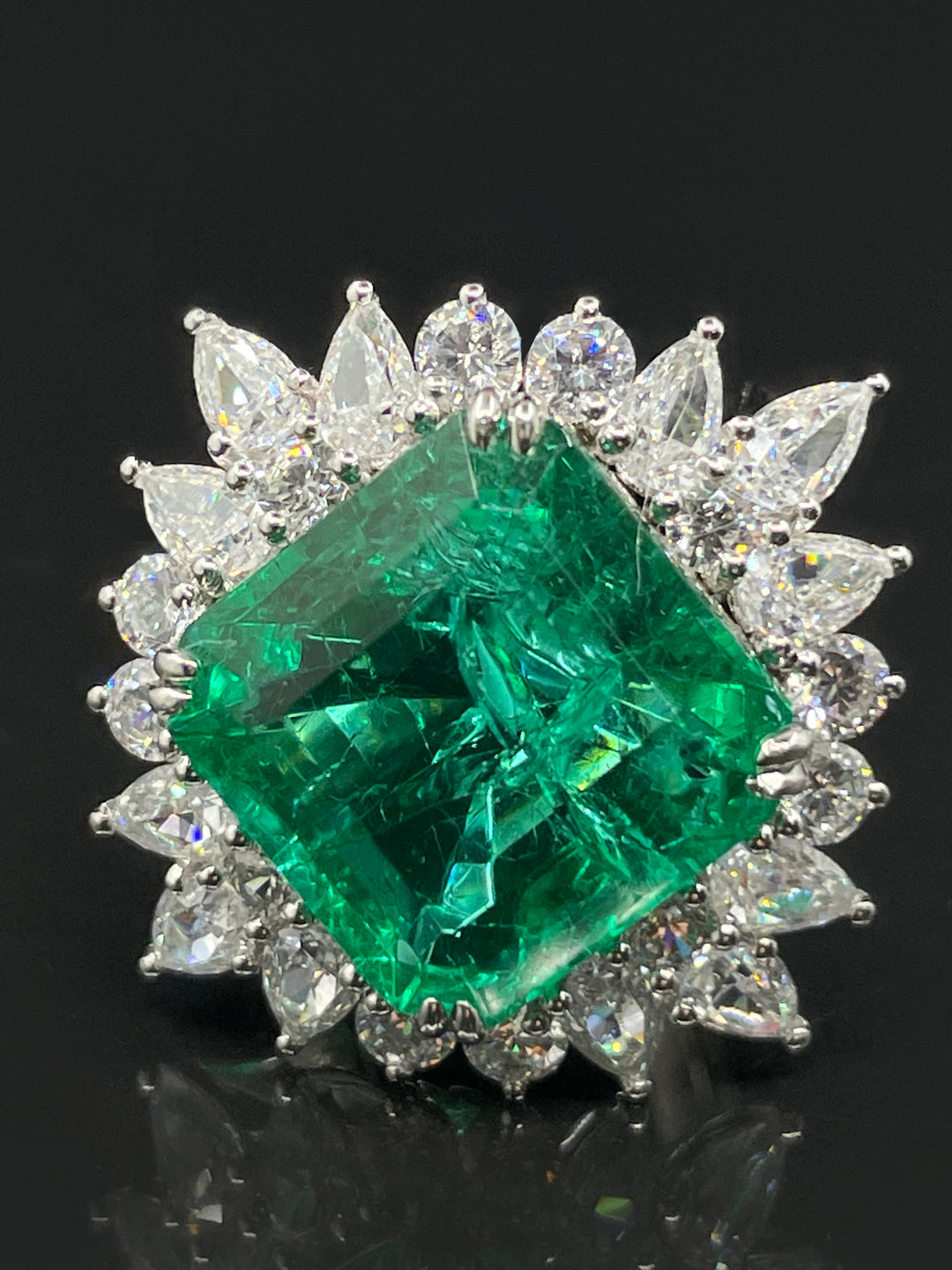 Classic green ring خاتم كلاسيكي أخضر - just like diamonds
