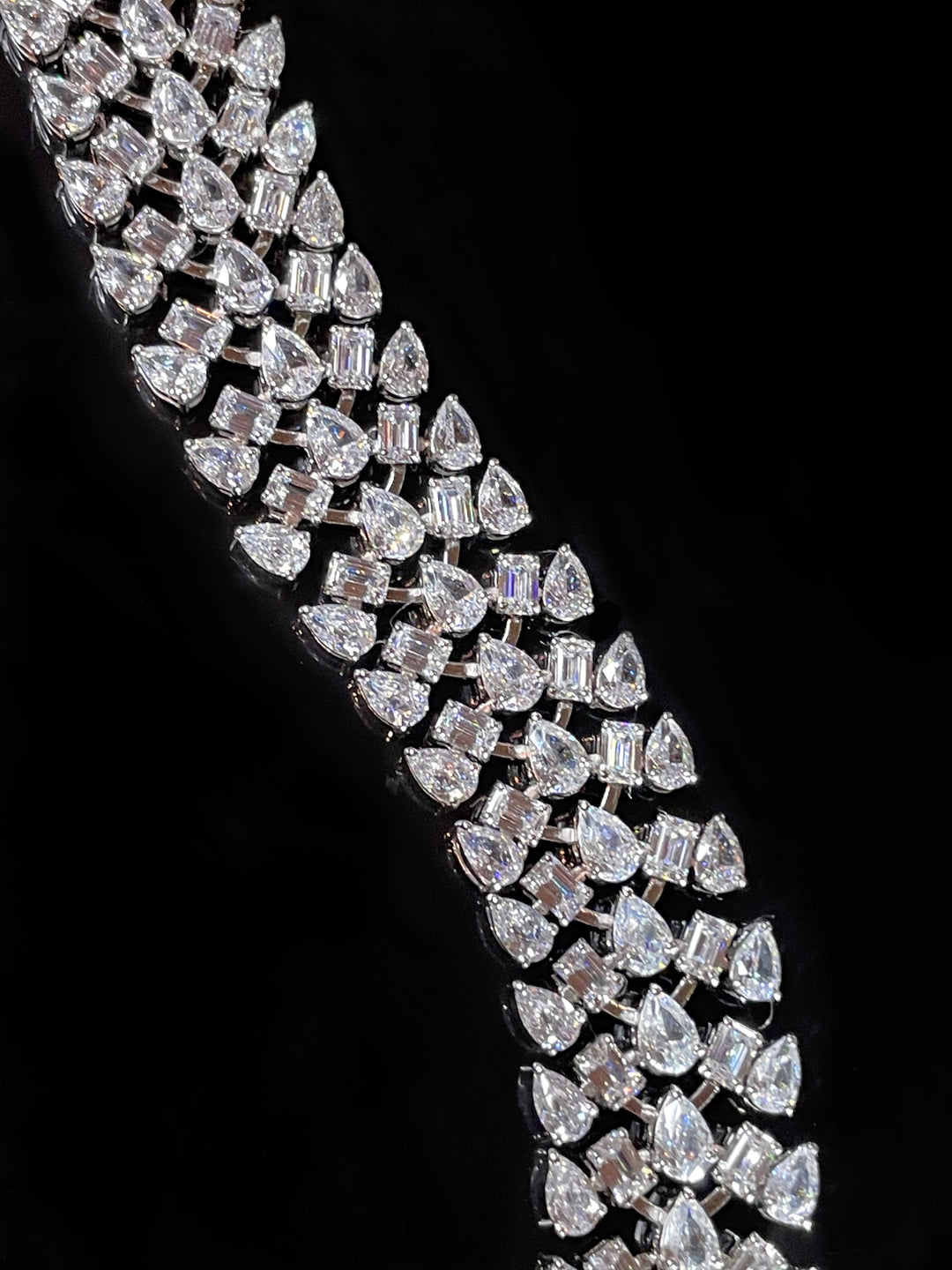 Big multi-shape cut bracelet سوار عريض من أحجار مختلفة