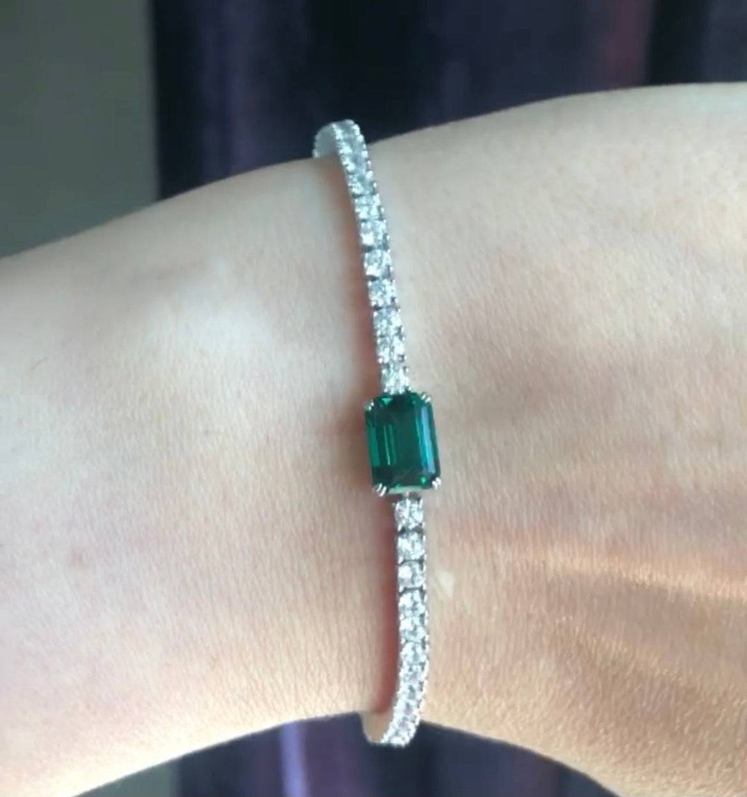 Tennis bracelet with emerald سوار التينيس مع حجر الإيميرالد