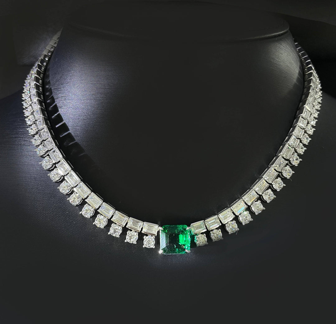 Central Green emerald necklace عقد أخضر مع ايميرالد بالمنتصف - just like diamonds