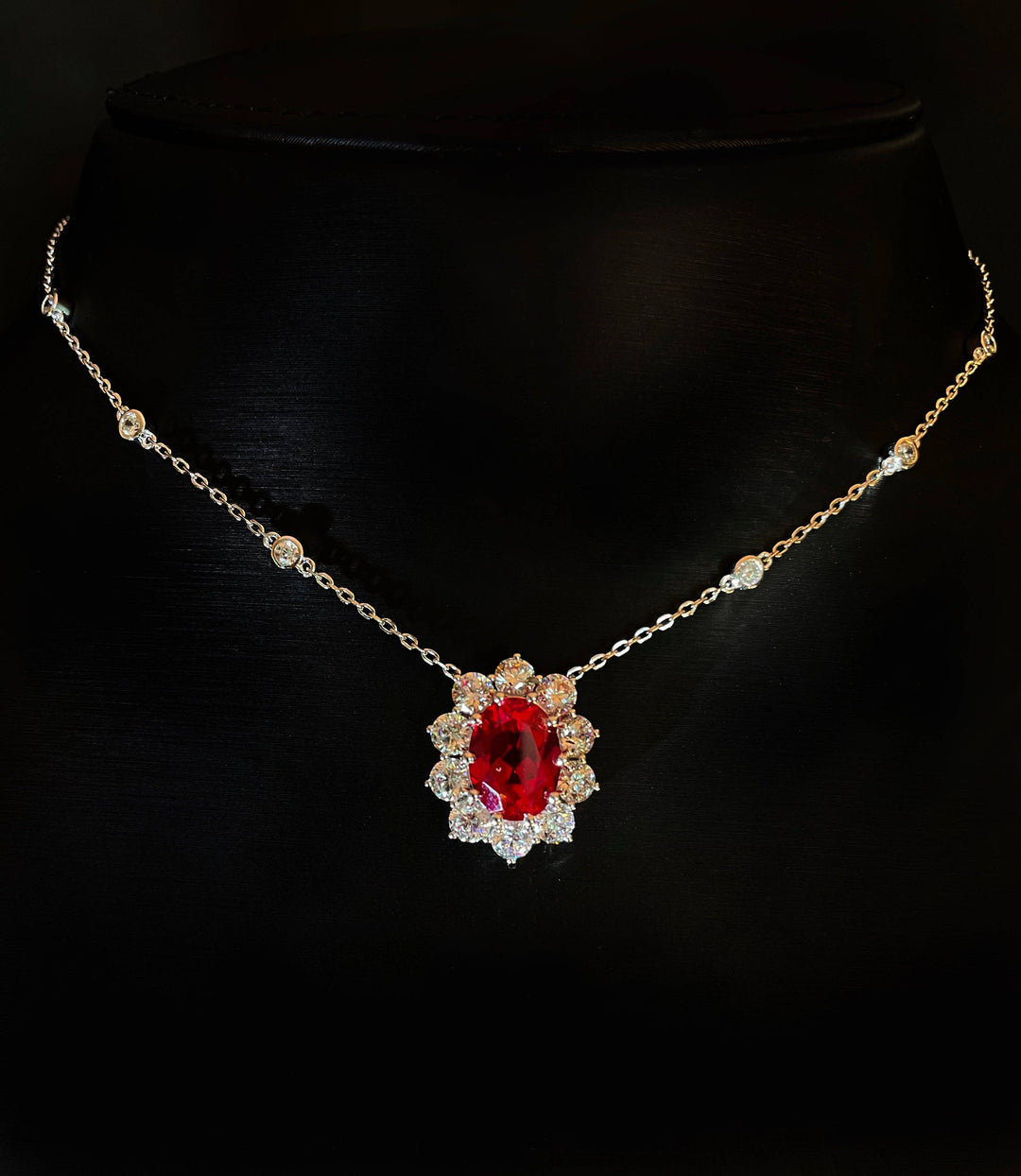 Classic ruby pendant تعليقة كلاسيكية باللون الروبي - just like diamonds