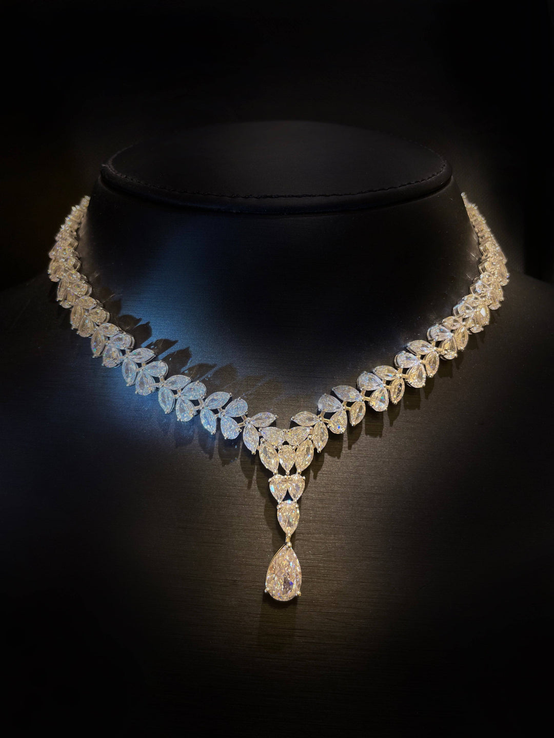 Classical necklace with pear قلاده كلاسيكية مع دمعه - just like diamonds