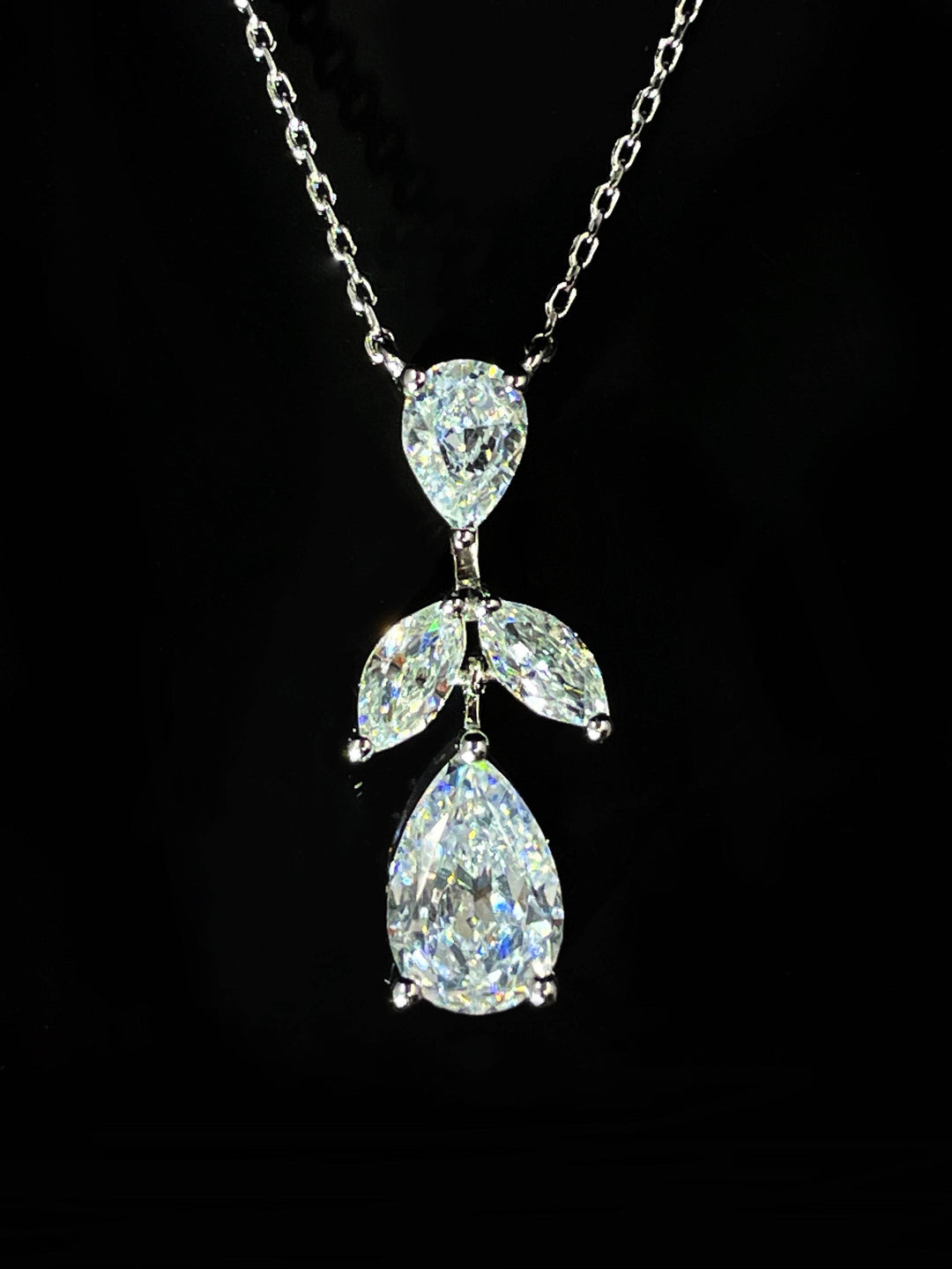 Flower pear pendant تعليقة بقصة الدمعه على شكل ورده