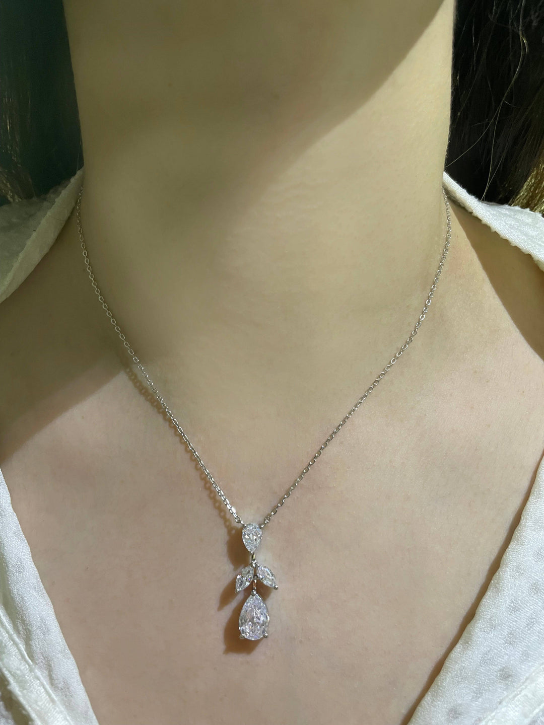 Flower pear pendant تعليقة بقصة الدمعه على شكل ورده