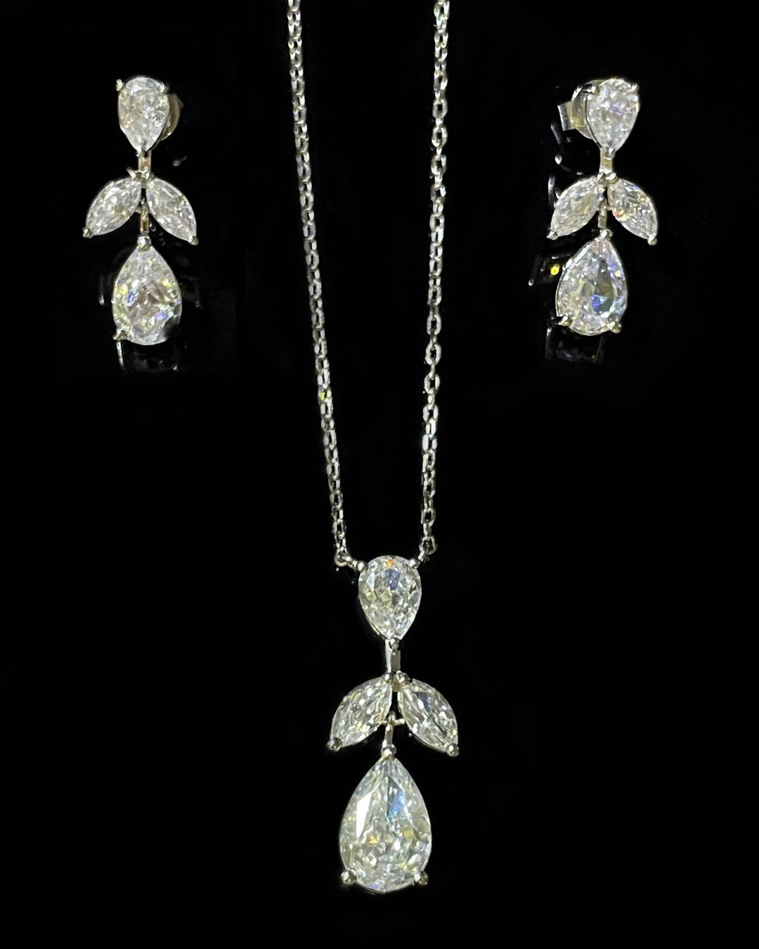 Flower pear pendant تعليقة بقصة الدمعه على شكل ورده
