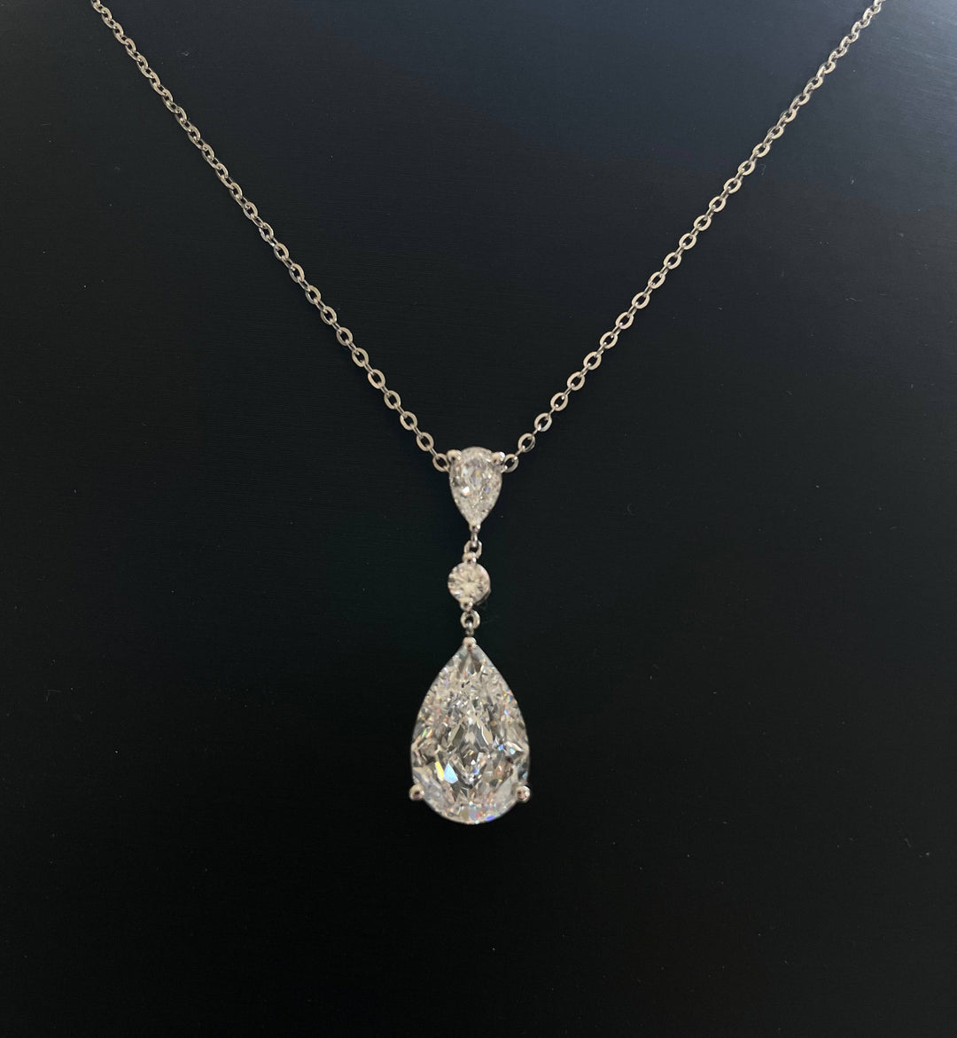 Pear cut pendant بندنت على شكل دمعة