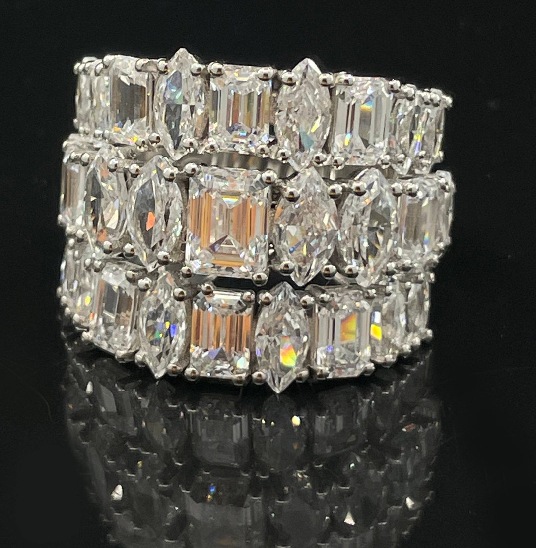 Classic ring with emerald cut خاتم كلاسيكي مع أحجار الايميرالد - just like diamonds