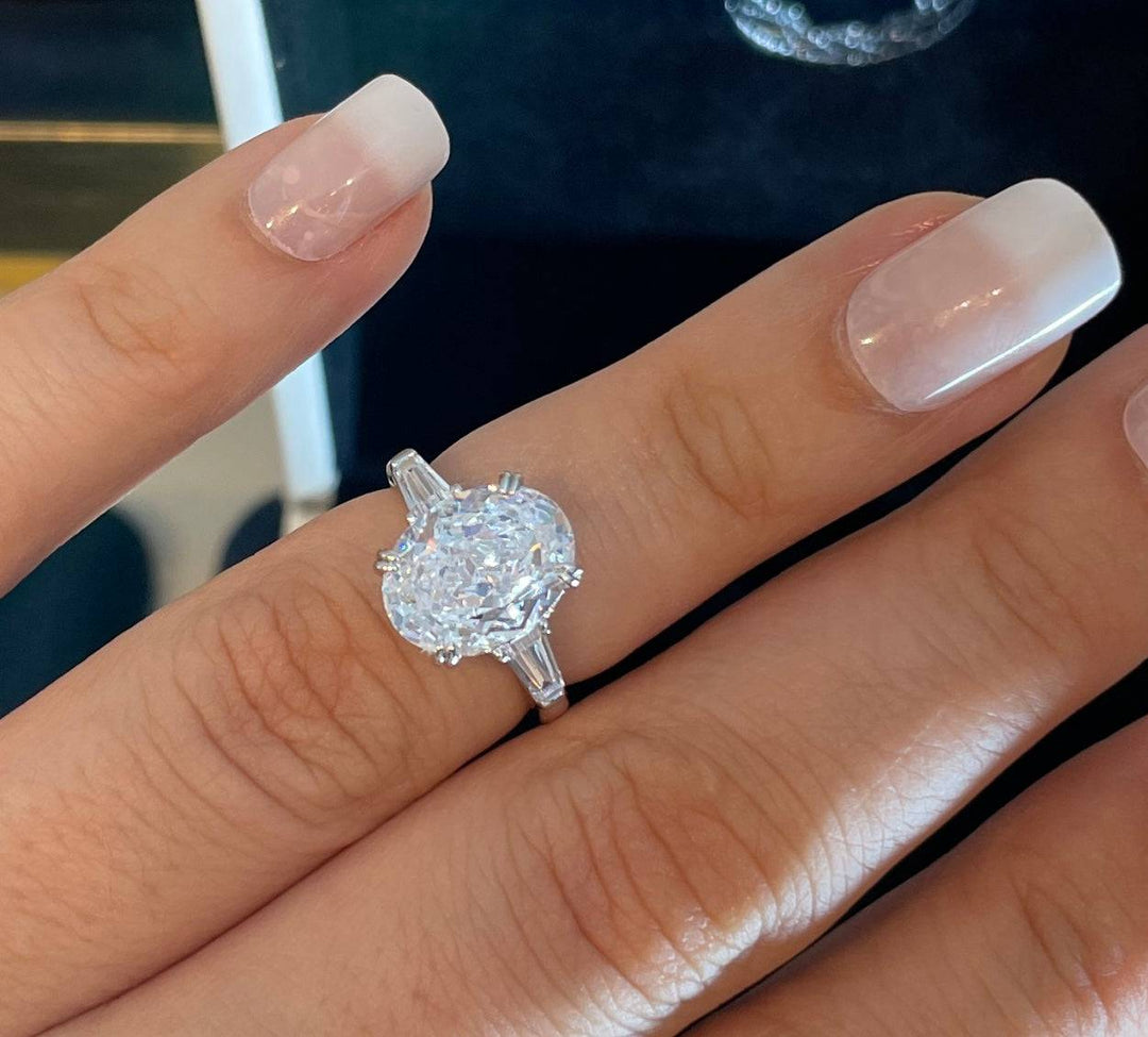 Oval with baguette خاتم اوفال مع باغيت 4 قيراط - just like diamonds
