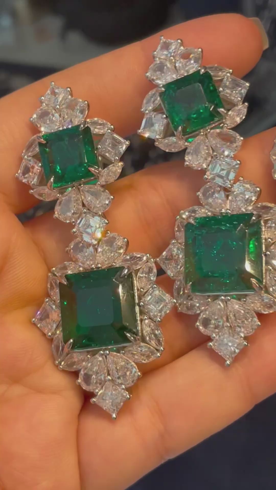 green earrings أقراط الزمرد
