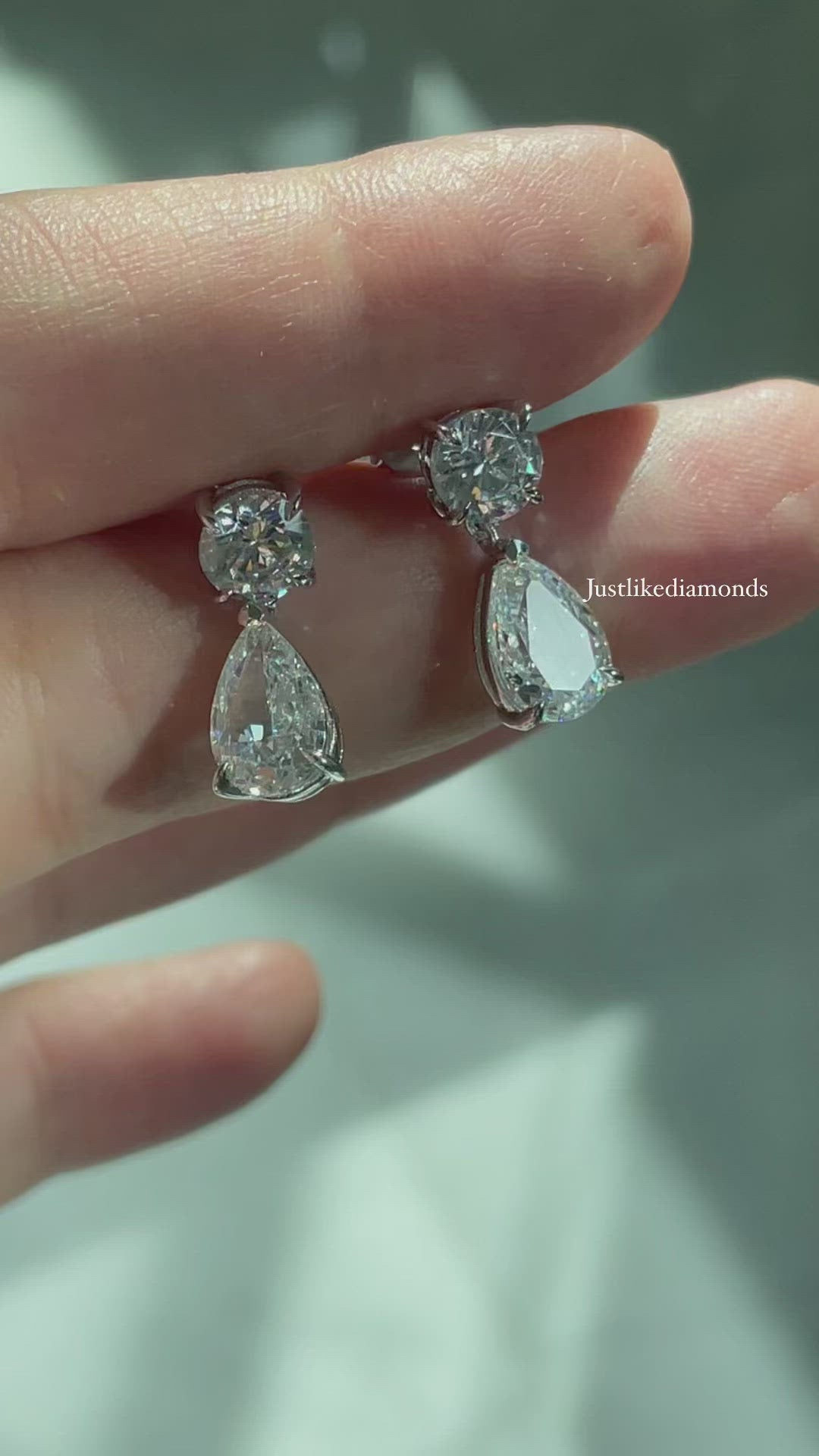 Earrings with pear drop أقراط بدمعة متدلية