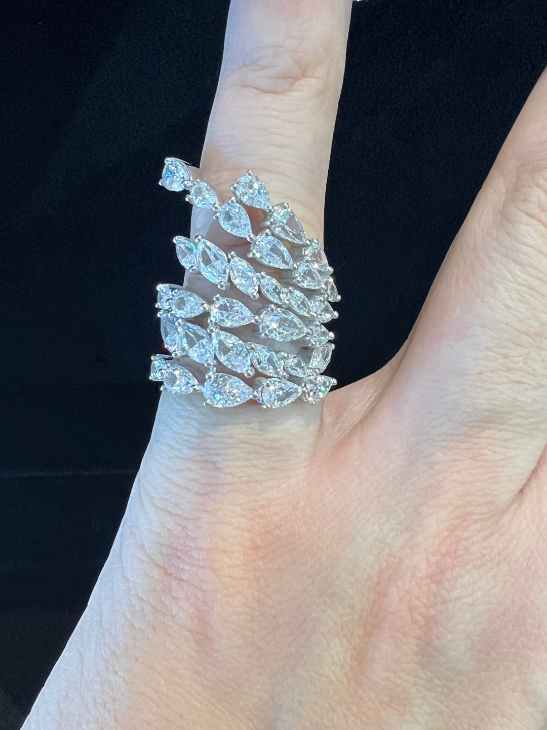 Trend ring with pear cut خاتم ترند مع أحجار الدمعات - just like diamonds