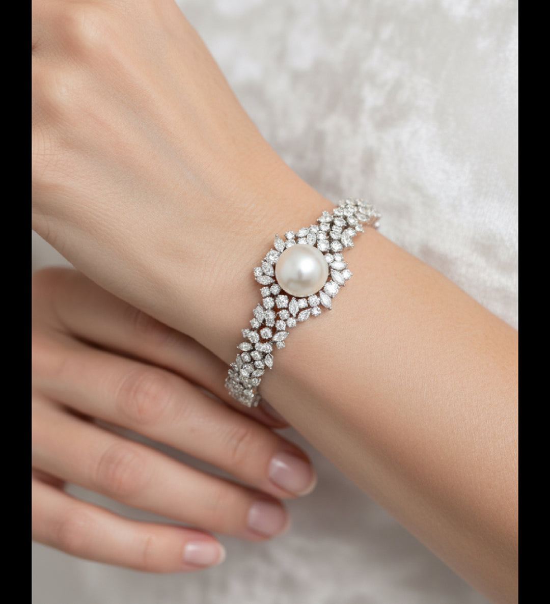 Classic pearl bracelet سوار اللؤلؤ الكلاسيكي