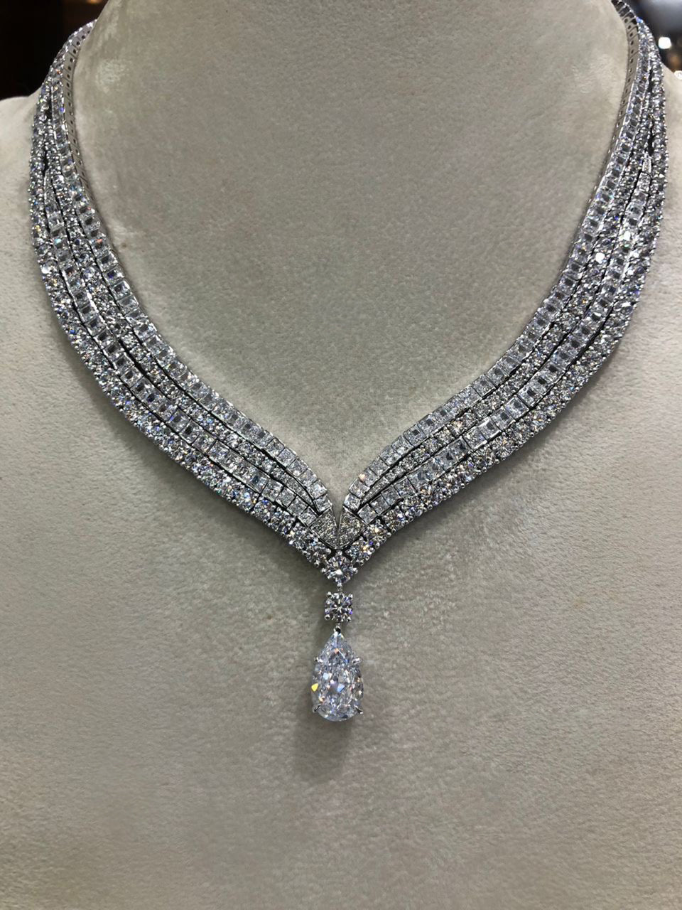 Majesty Necklace قلادة الفخامة - just like diamonds