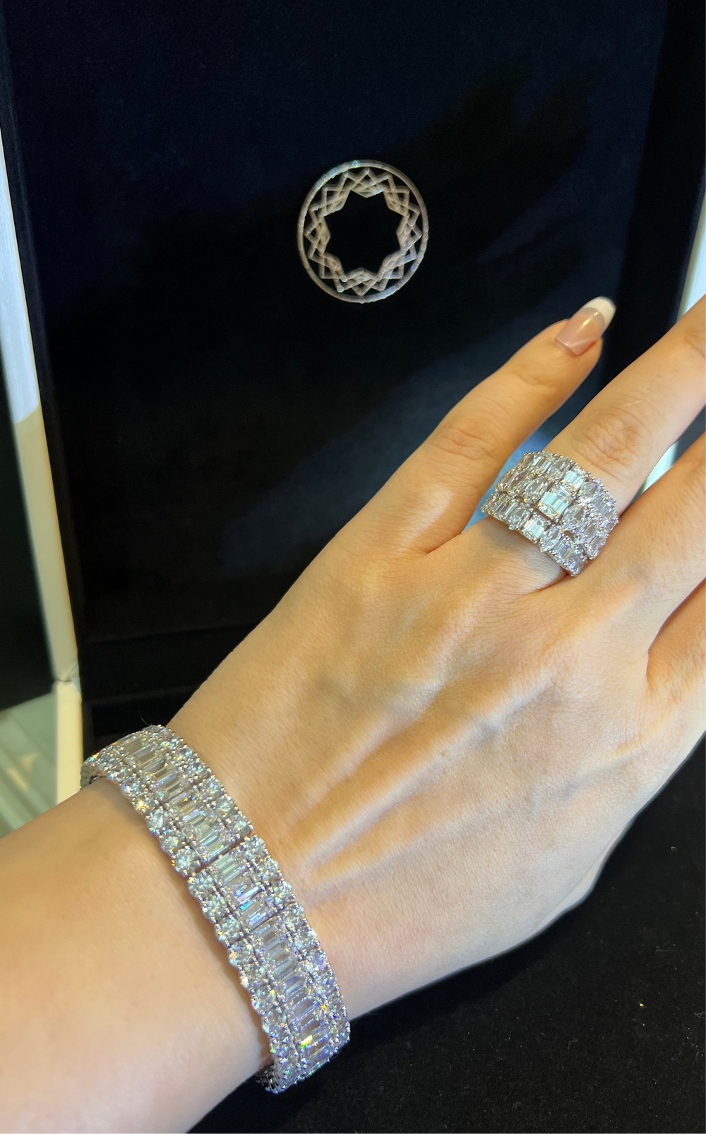 Emerald and round cut bracelet  سوار عريض من ايميرالد وراوند - just like diamonds