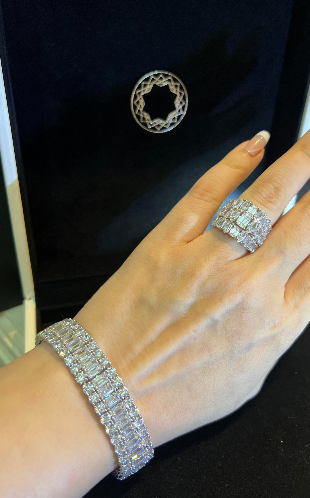 Emerald and round cut bracelet  سوار عريض من ايميرالد وراوند - just like diamonds