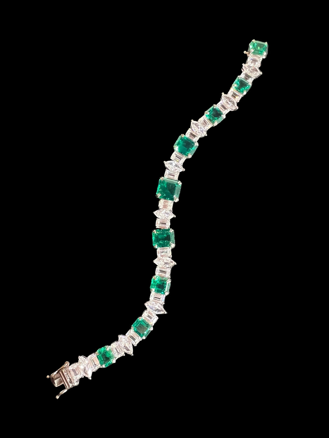 Green emerald stones with marquise سوار الايميرالد مع الماركيز - just like diamonds
