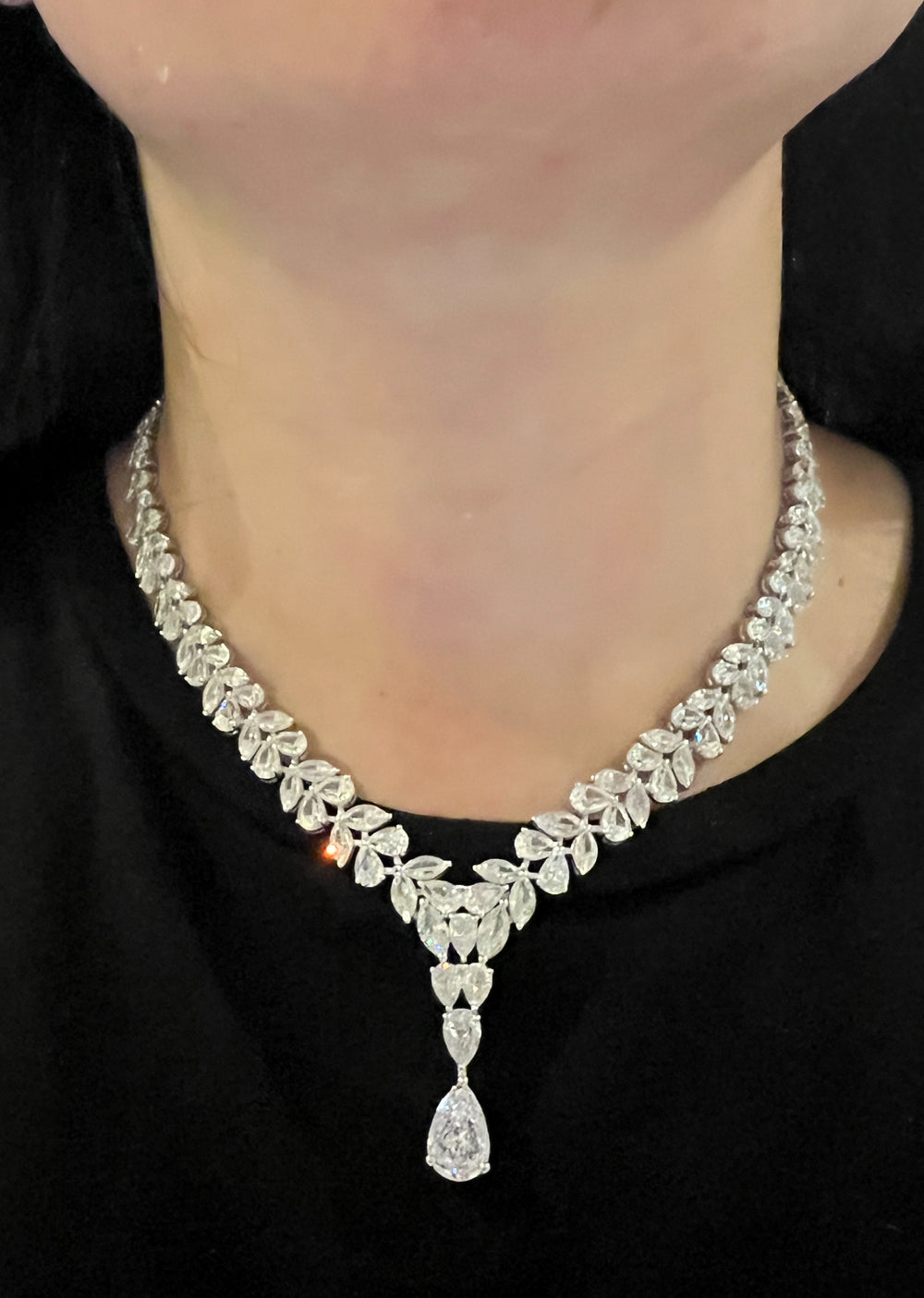 Classical necklace with pear قلاده كلاسيكية مع دمعه - just like diamonds