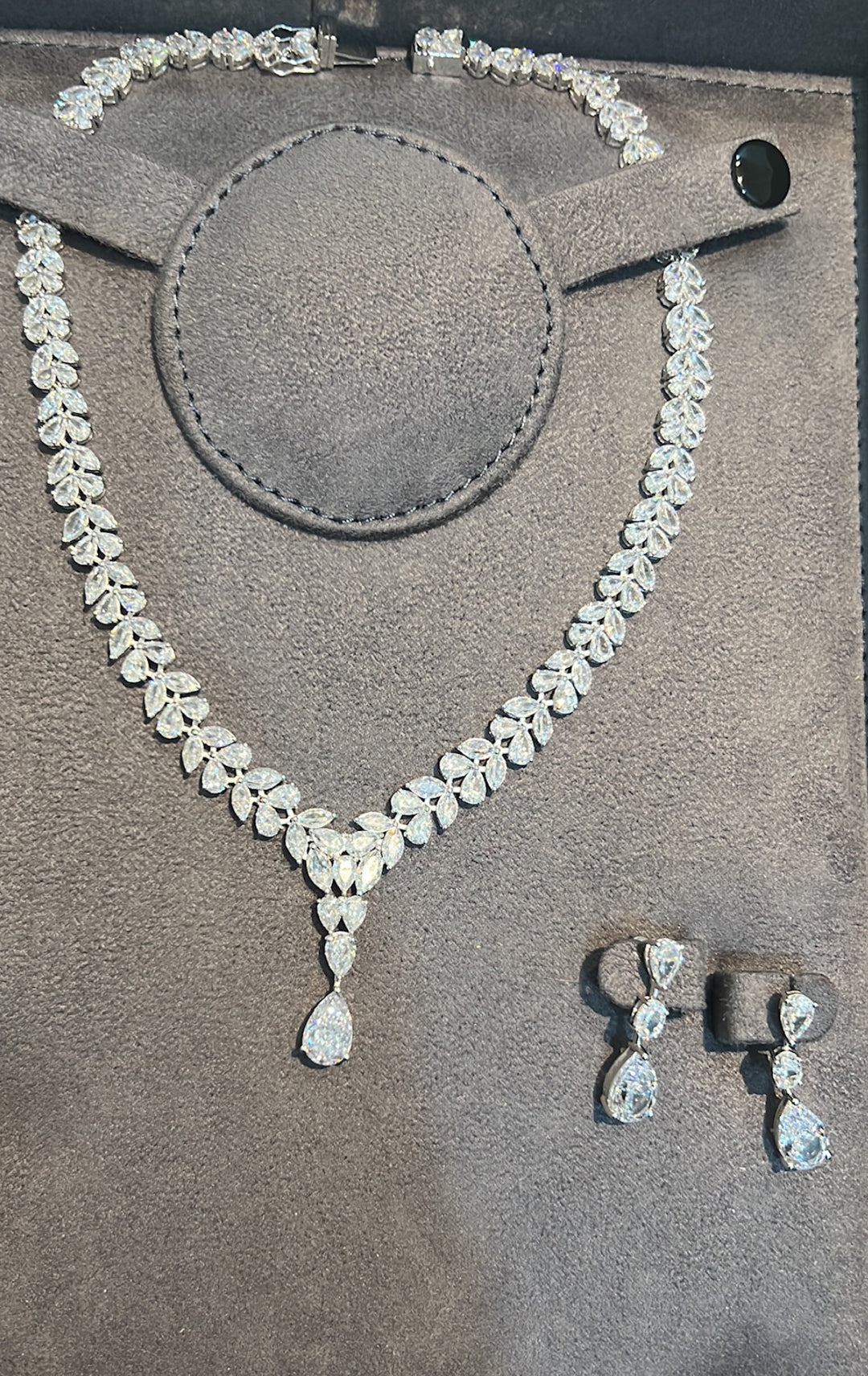Classical necklace with pear قلاده كلاسيكية مع دمعه - just like diamonds