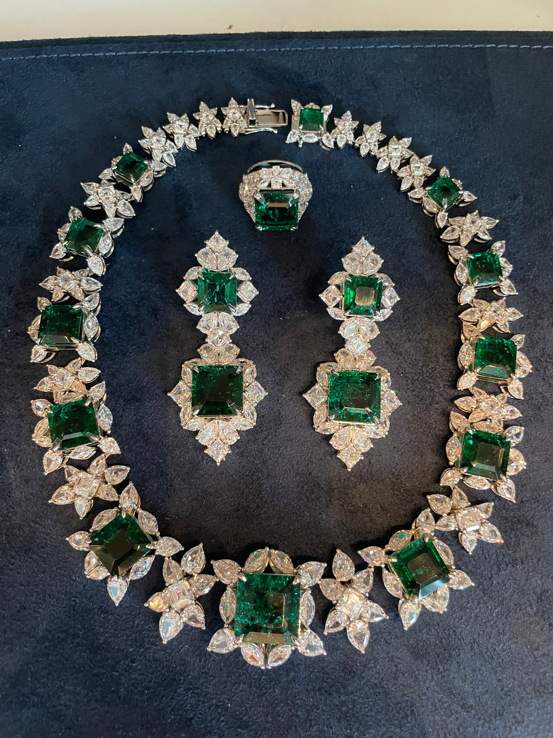 Green emerald necklace عقد أخضر ملكي