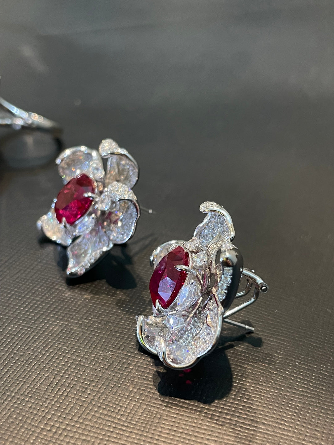 Red flower earrings أقراط الورد