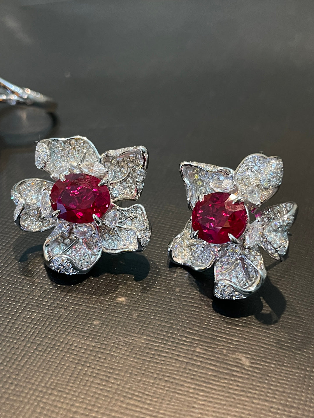 Red flower earrings أقراط الورد