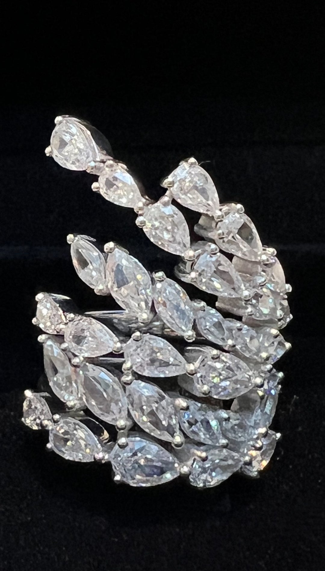 Trend ring with pear cut خاتم ترند مع أحجار الدمعات - just like diamonds