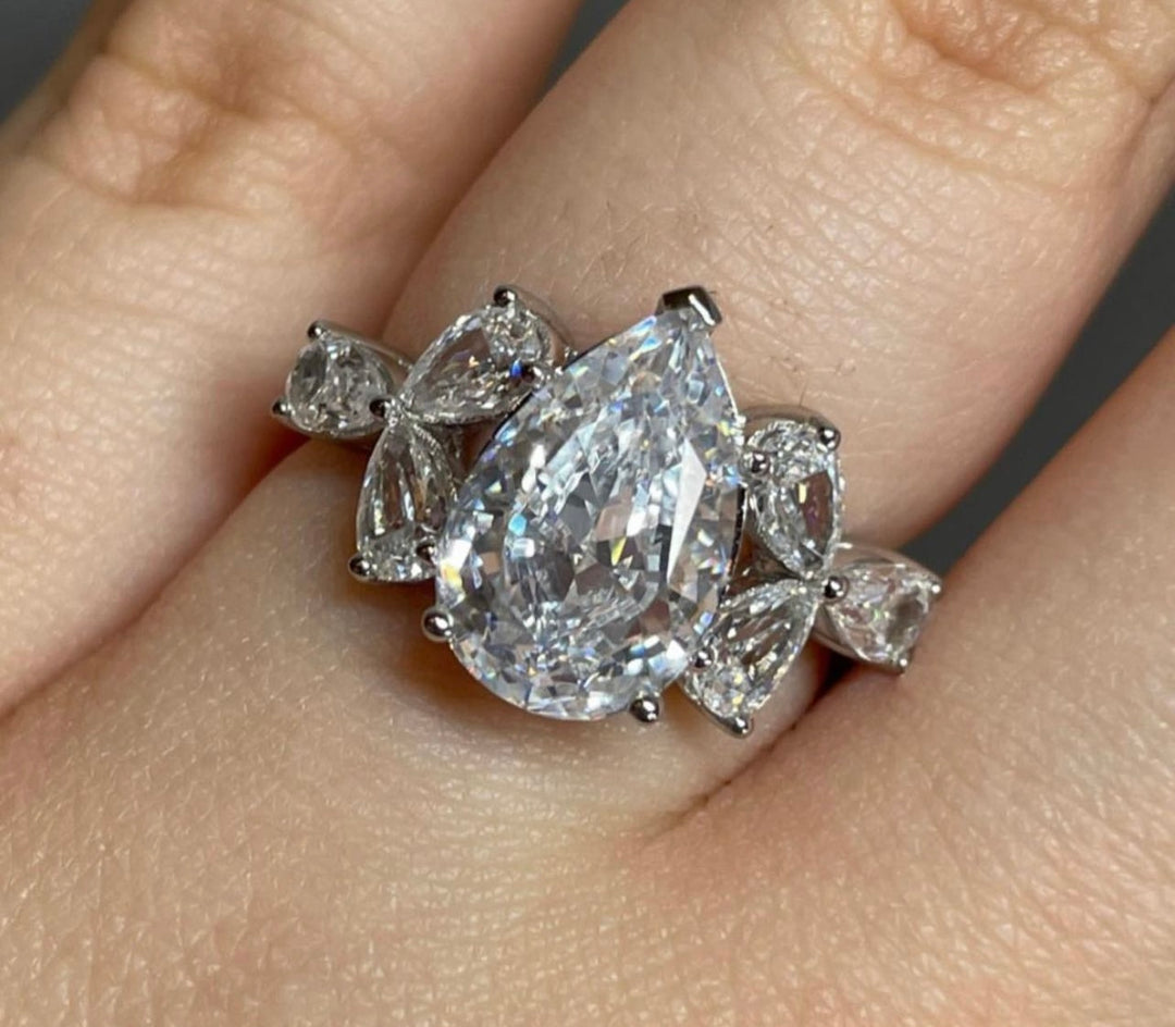 3 carat pear ring with flower مع جوانب على شكل وردة خاتم دمعه ٣ قيراط