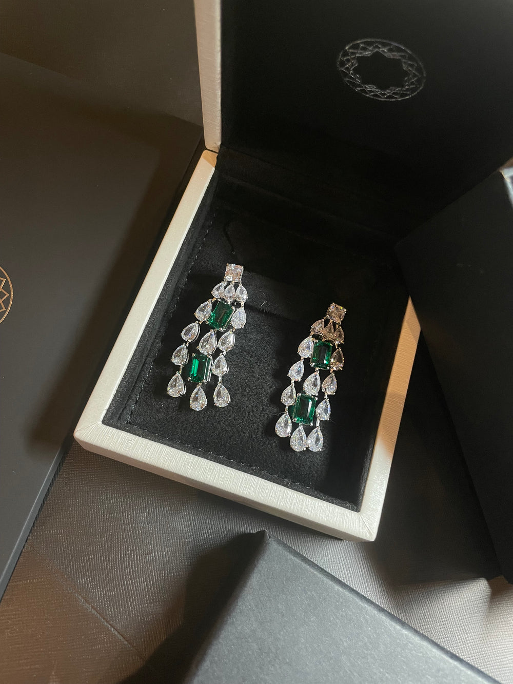 Three lines green earrings أقراط الزمرد من ثلاث صفات - just like diamonds