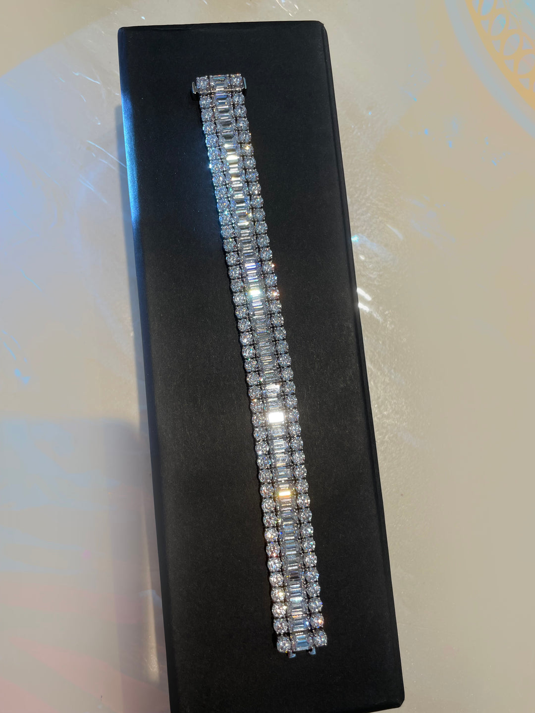 Emerald and round cut bracelet  سوار عريض من ايميرالد وراوند - just like diamonds