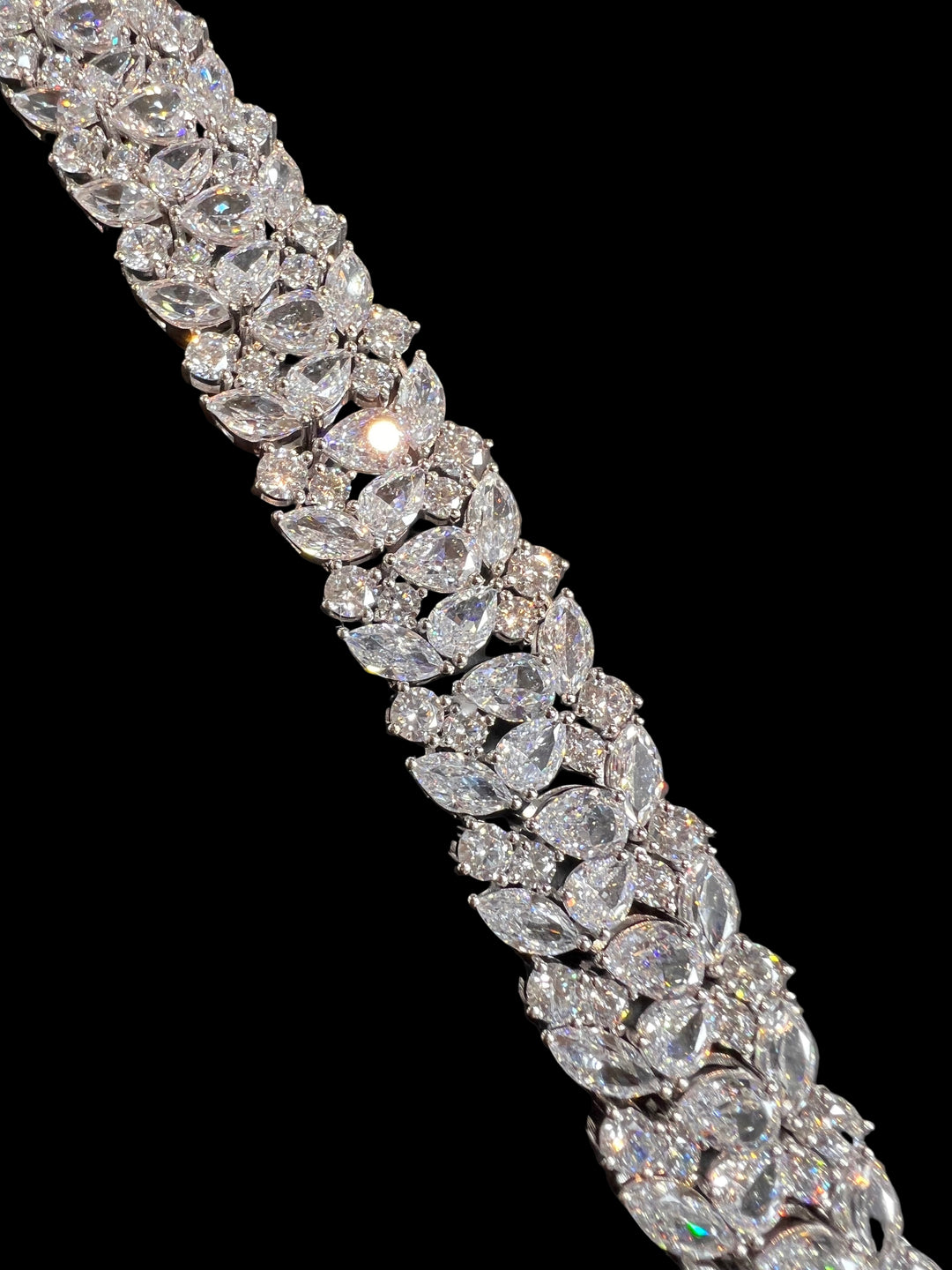 سوار عريض متميز Big enchanting bracelet - just like diamonds