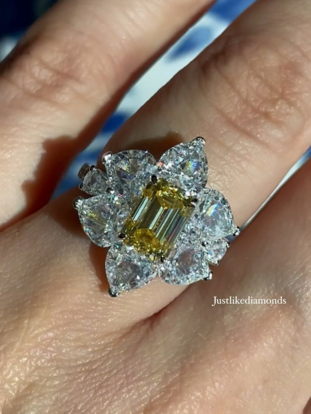 Yellow fancy ring with hearts خاتم سوليتير اصفر مع قلوب