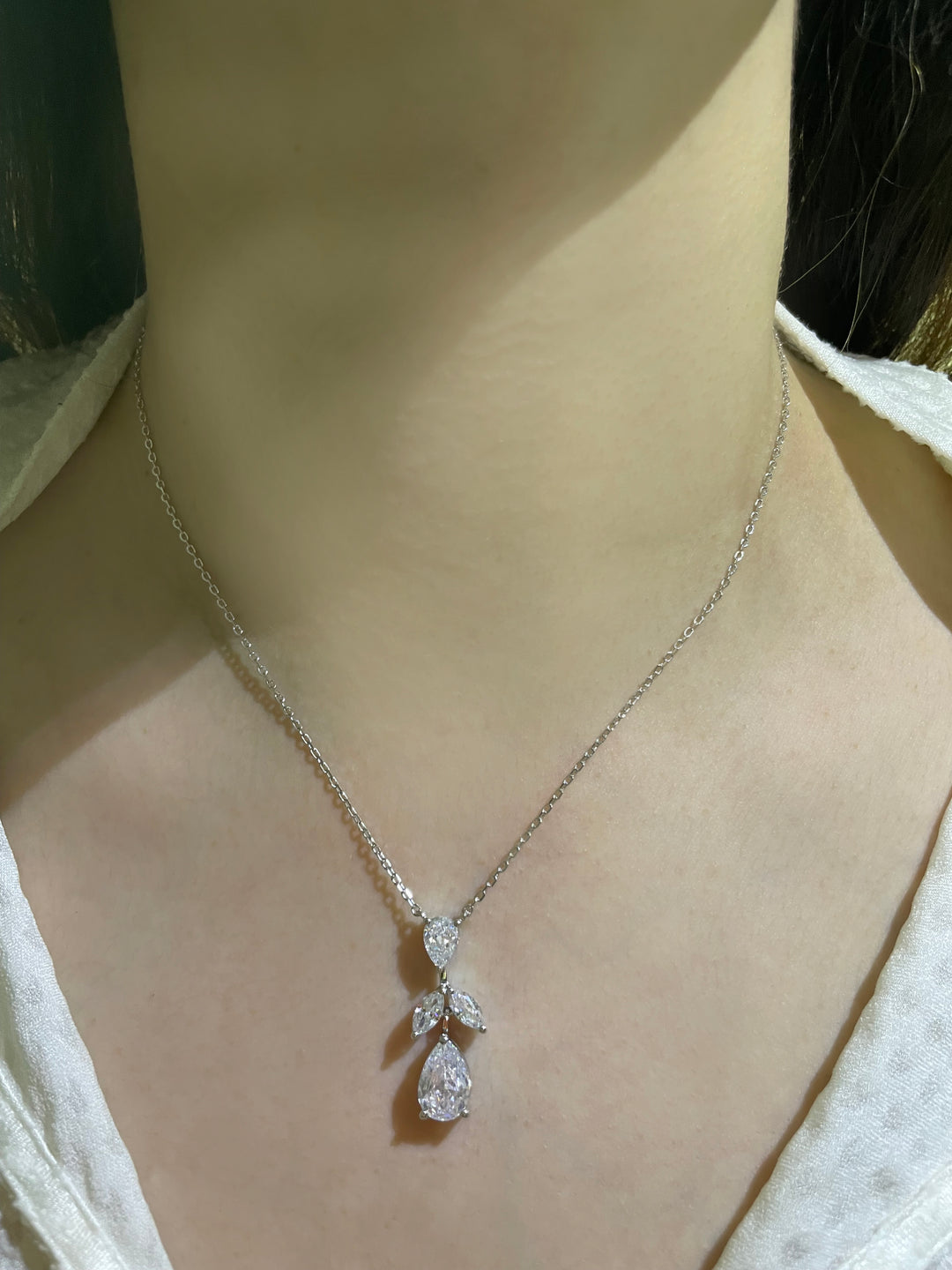 Flower pear  pendant  تعليقة بقصة  الدمعه على شكل ورده