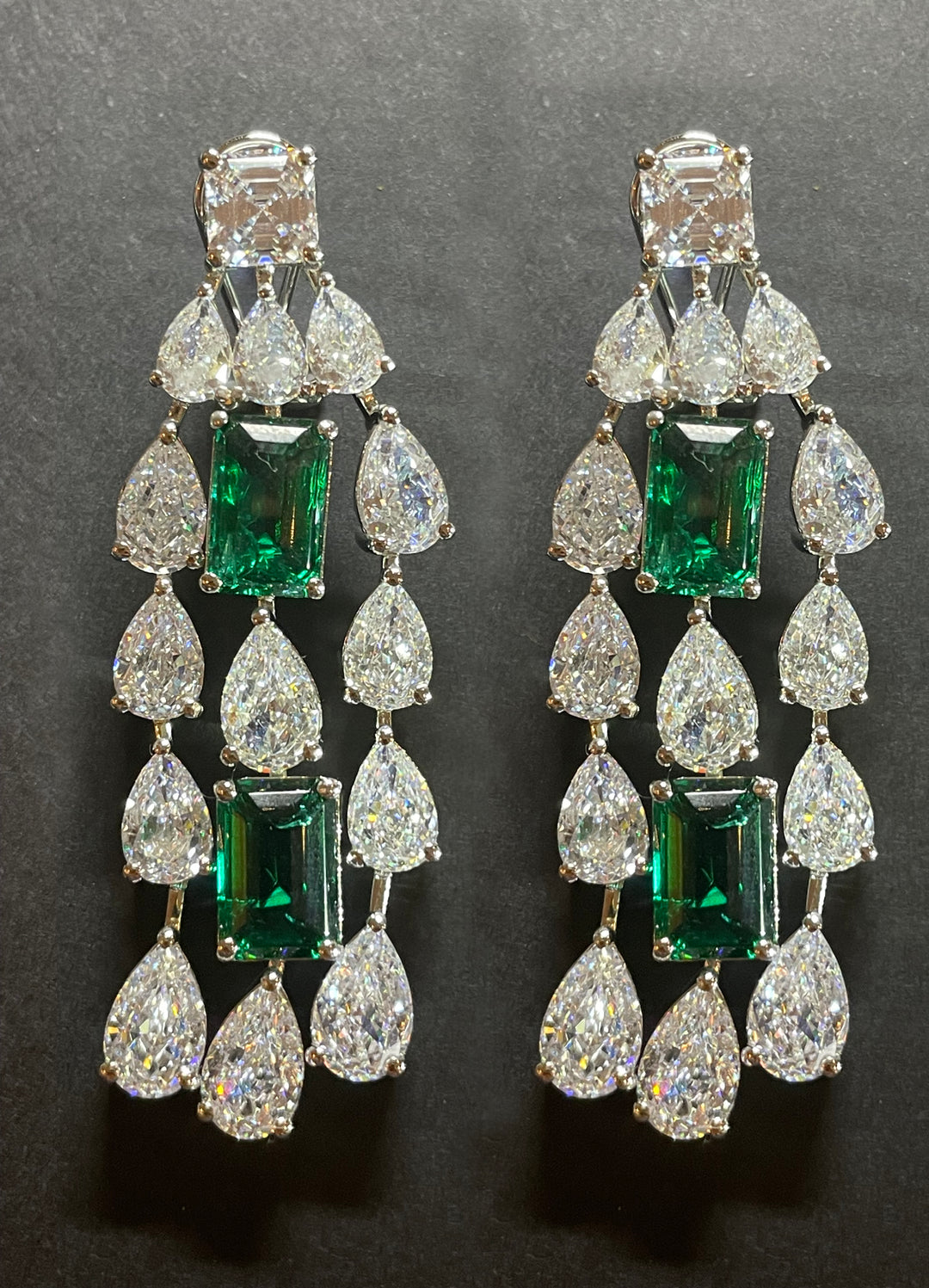 Three lines green earrings أقراط الزمرد من ثلاث صفات - just like diamonds