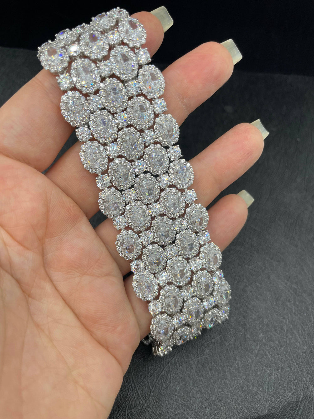 classic bracelet oval cut stones  سوار كلاسيكي أحجار أوفال - just like diamonds