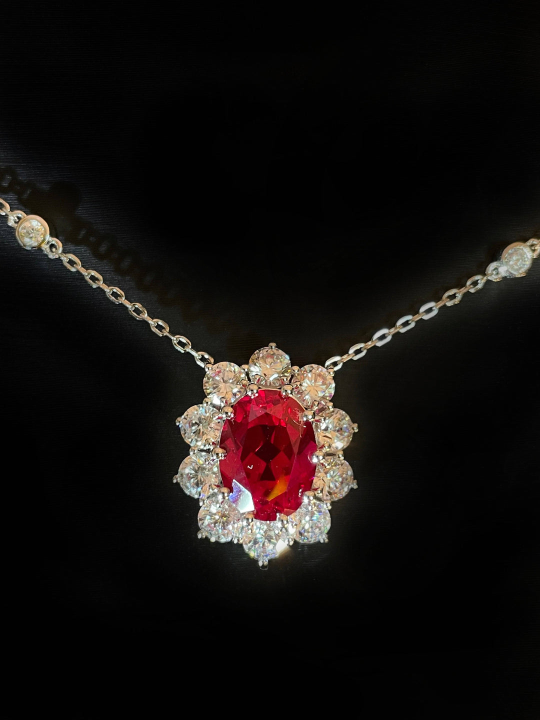 Classic ruby pendant تعليقة كلاسيكية باللون الروبي - just like diamonds