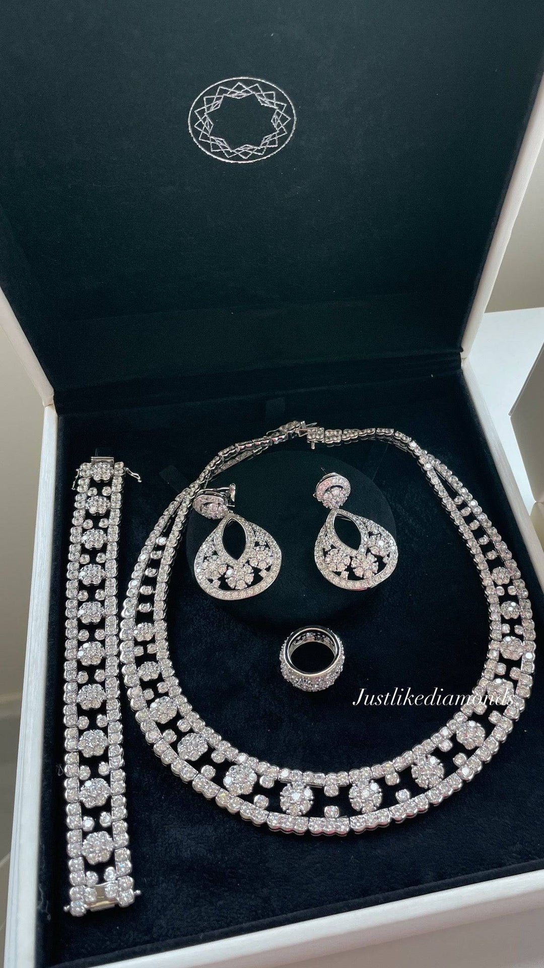 Collar necklace عقد على شكل طوق - just like diamonds