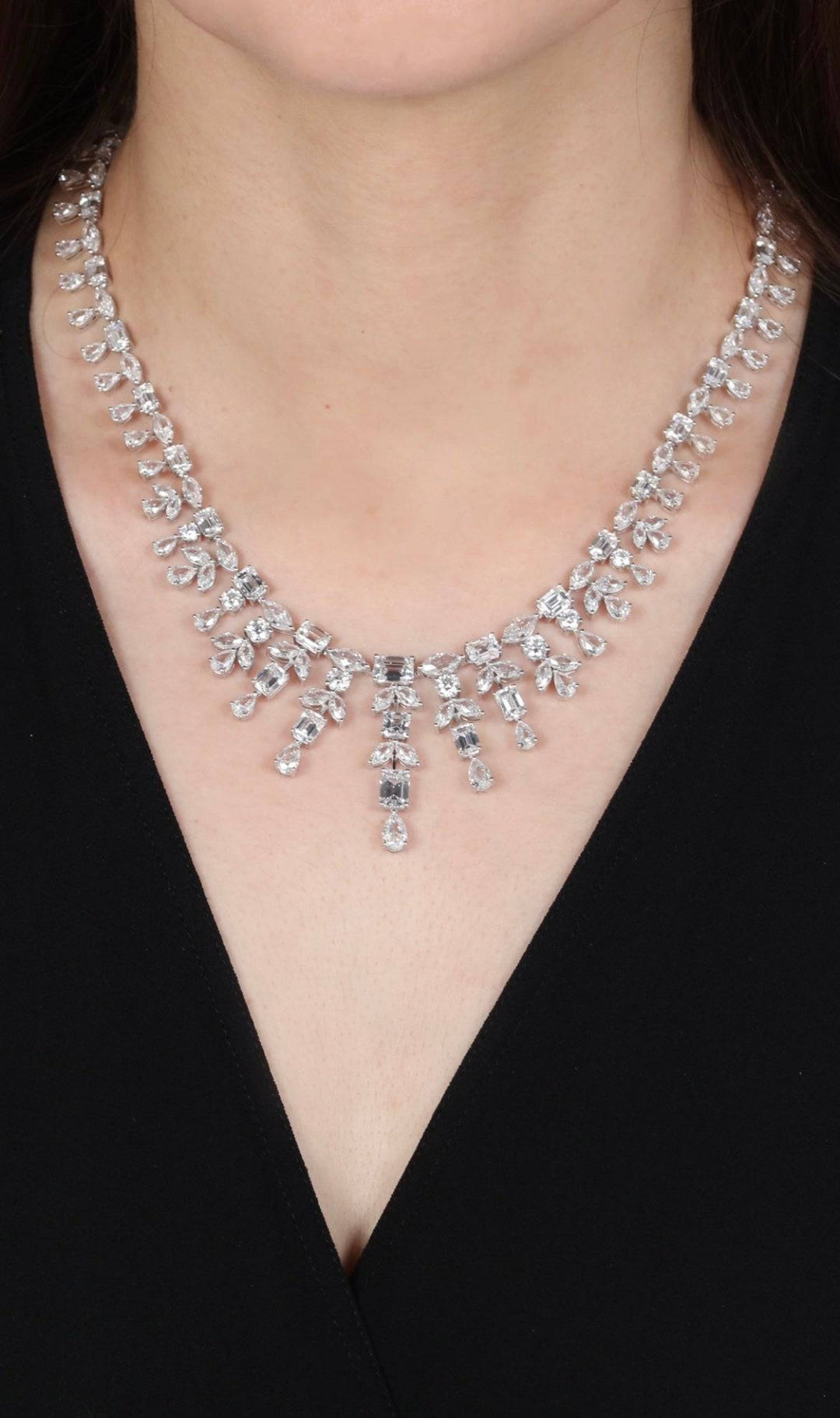 Necklace with emerald and pears قلادة بأحجار الايميرالد والماركيز - just like diamonds