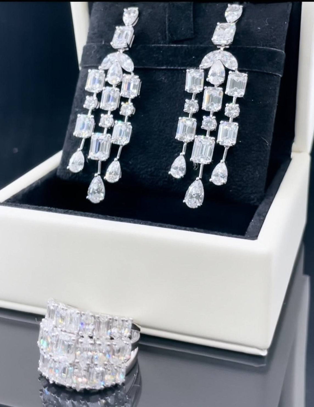 Necklace with emerald and pears قلادة بأحجار الايميرالد والماركيز - just like diamonds