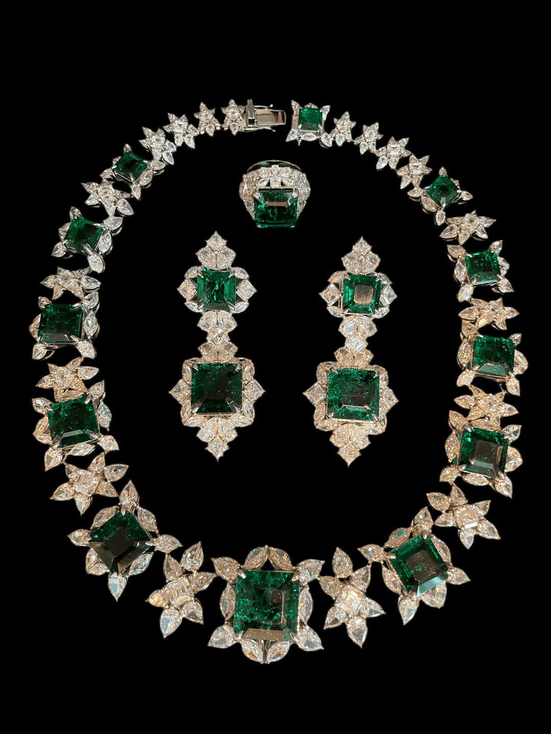 Green emerald necklace عقد أخضر ملكي - just like diamonds