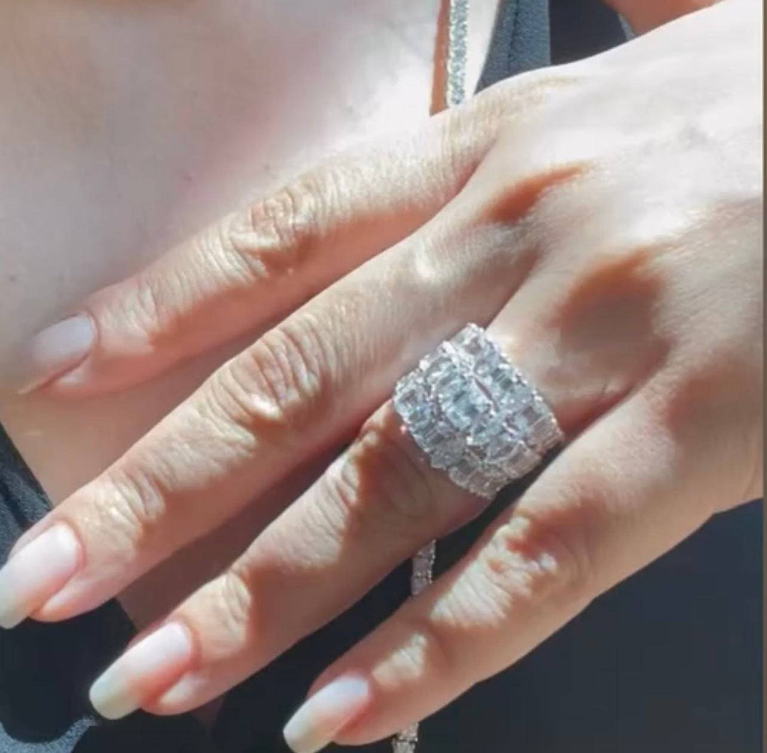 Classic ring with emerald cut خاتم كلاسيكي مع أحجار الايميرالد - just like diamonds