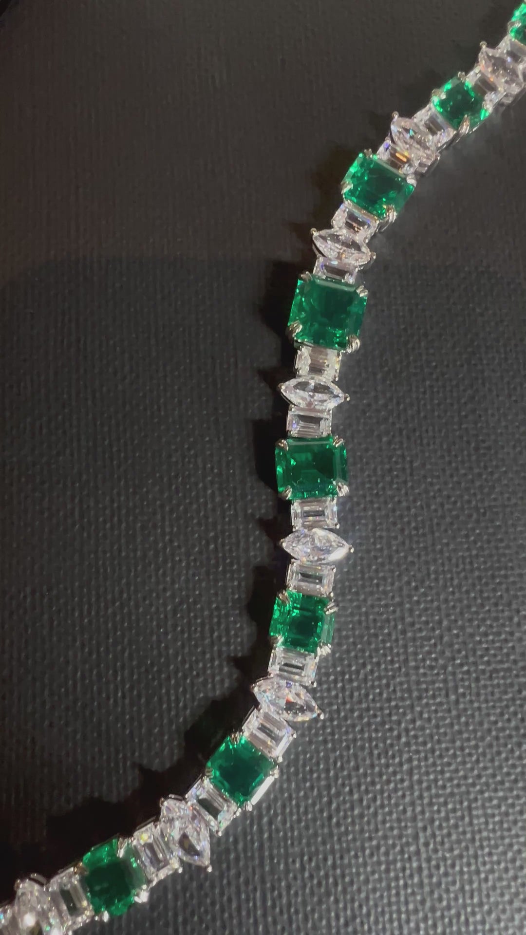 Green emerald stones with marquise سوار الايميرالد مع الماركيز