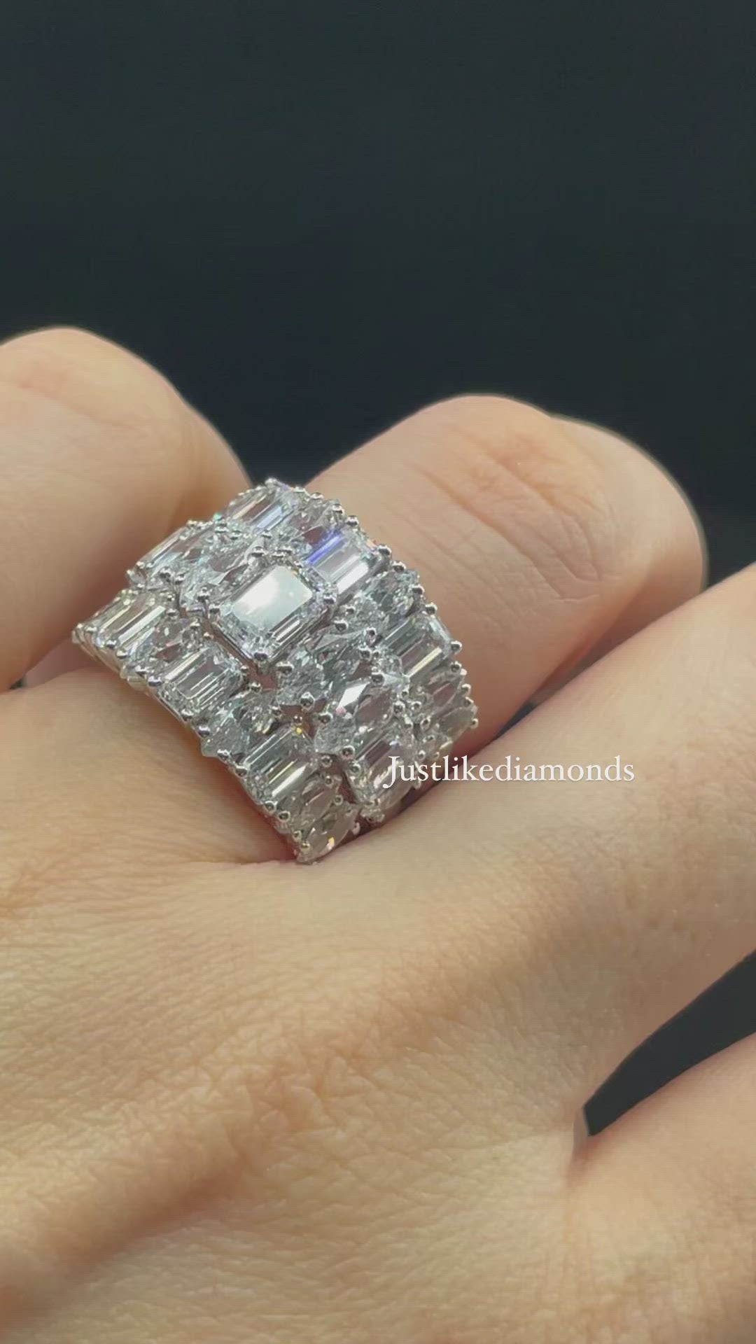 Classic ring with emerald cut خاتم كلاسيكي مع أحجار الايميرالد