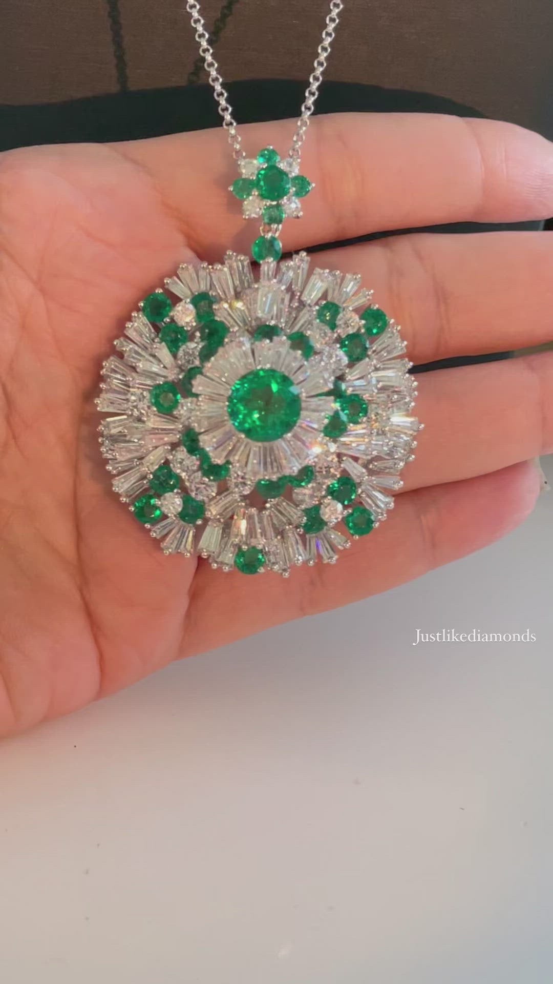 Medallion green Long necklace قلادة طويلة خضراء