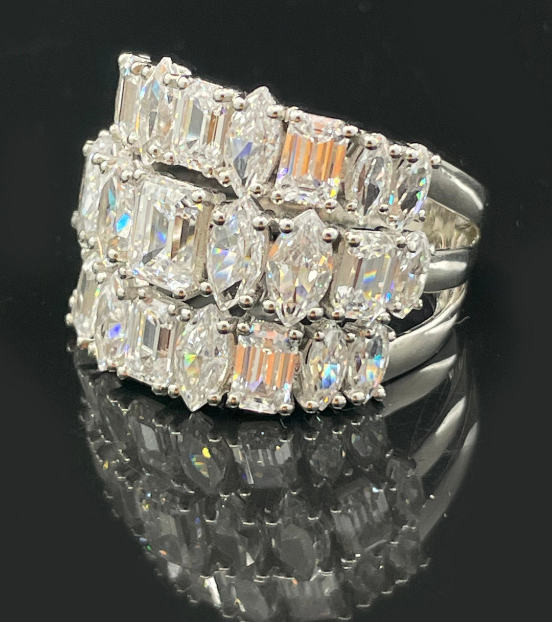 Classic ring with emerald cut خاتم كلاسيكي مع أحجار الايميرالد