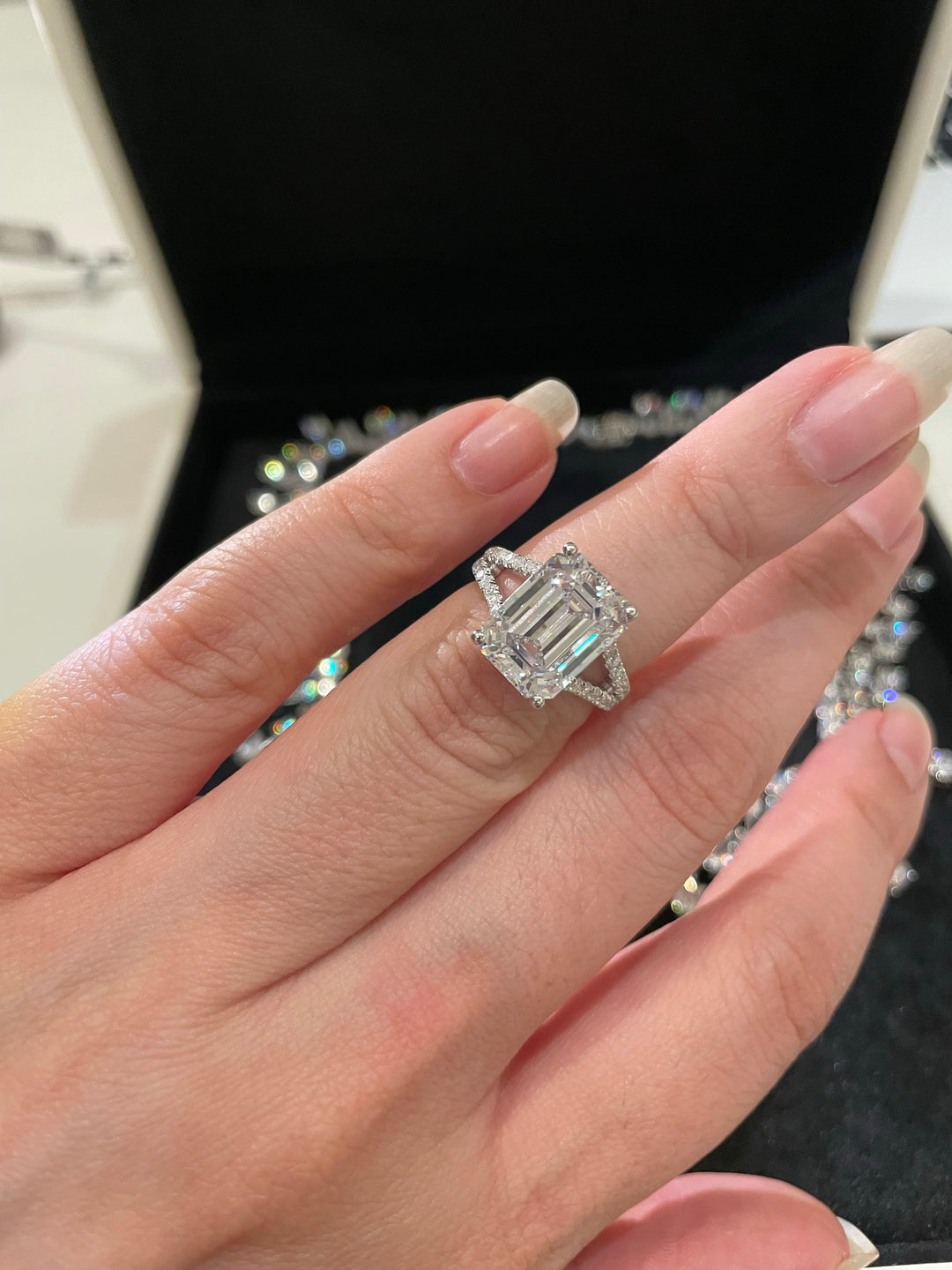 7 ct Emerald cut ring with stones  خاتم 7 قيراط ايميرالد مع أحجار