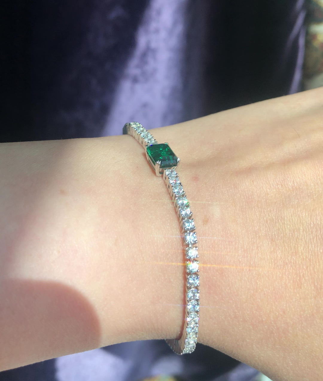 Tennis bracelet with emerald سوار التينيس مع حجر الإيميرالد