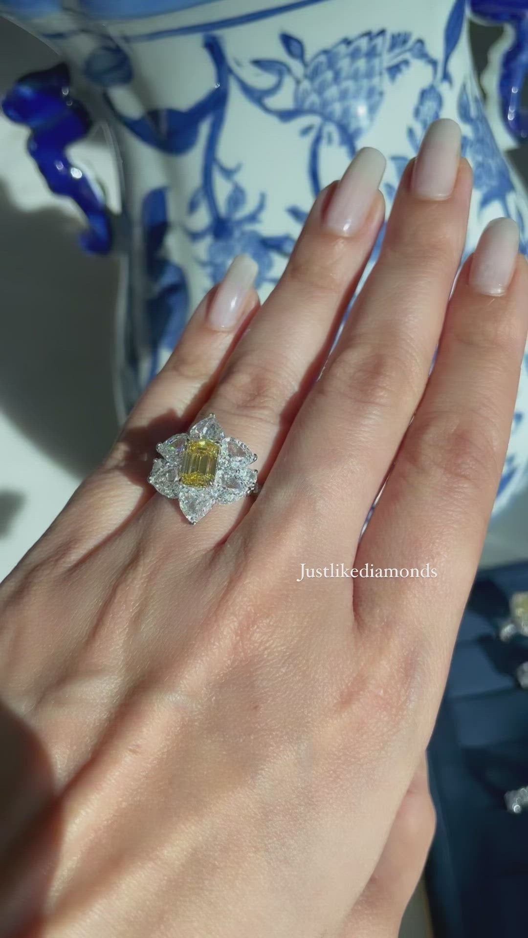 Yellow fancy ring with hearts خاتم سوليتير اصفر مع قلوب