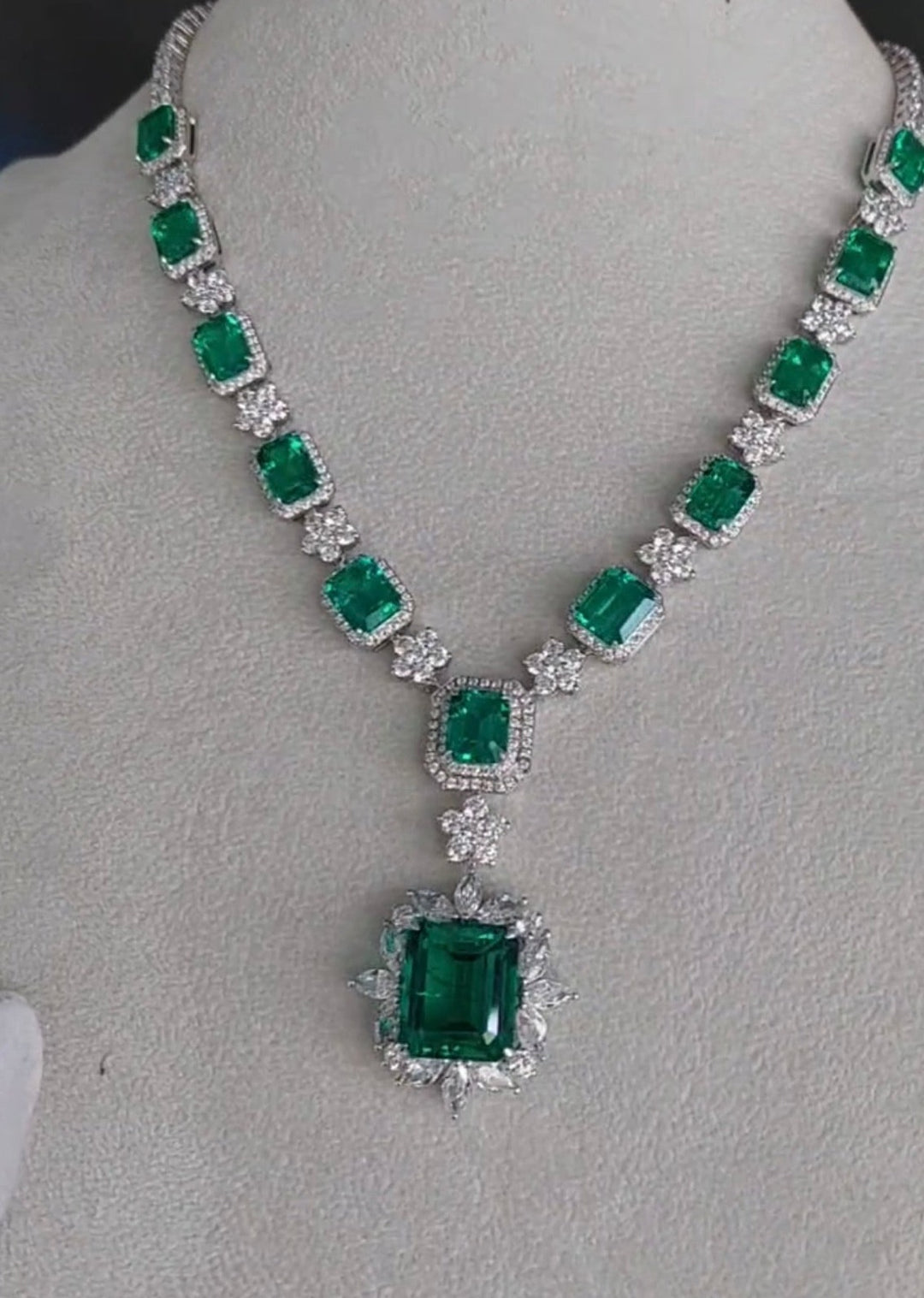 Green Necklace عقد أخضر