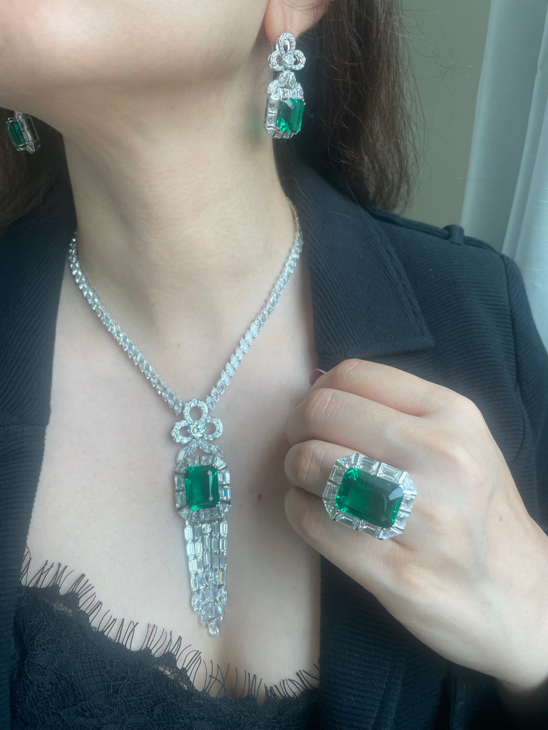 Green emerald ring with baguette  خاتم ايميرالد محاط بالباغيت