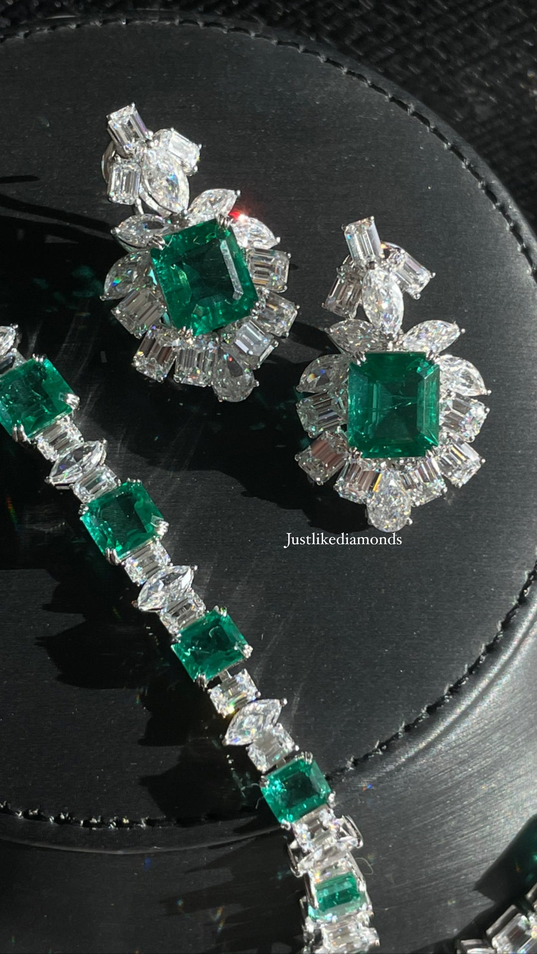 Green earrings أقراط الزمرد